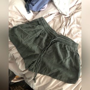 Universal thread drawstring women’s size small shorts, olive green